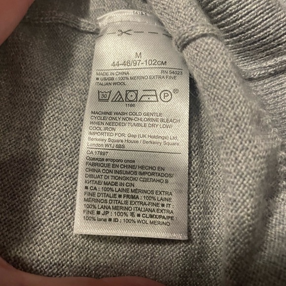 Banana Republic women’s grey knit sweater size mediums. - Picture 4 of 4